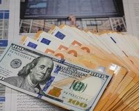 قیمت دلار گروگان تیترها و سیاست