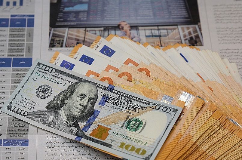 قیمت دلار گروگان تیترها و سیاست