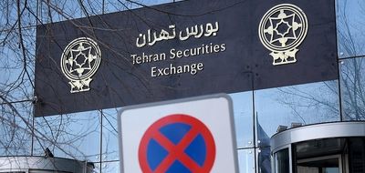 لباس قرمز بر تن بورس