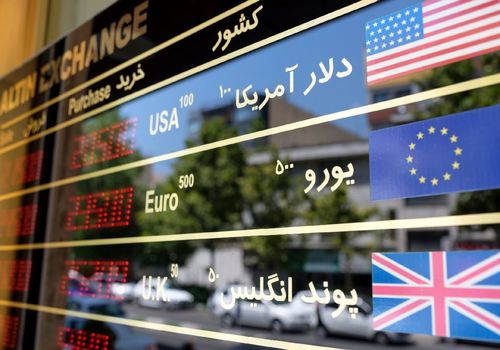 عقبگرد قیمت‌ها در بازار؛ دلار و طلا عقب کشیدند!