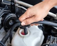 بهترین زمان تعویض ضد یخ خودرو کی است؟
