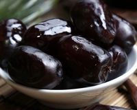 خرما یا موز؛ انتخاب بهترین میان‌وعده‌ برای کنترل قند خون 