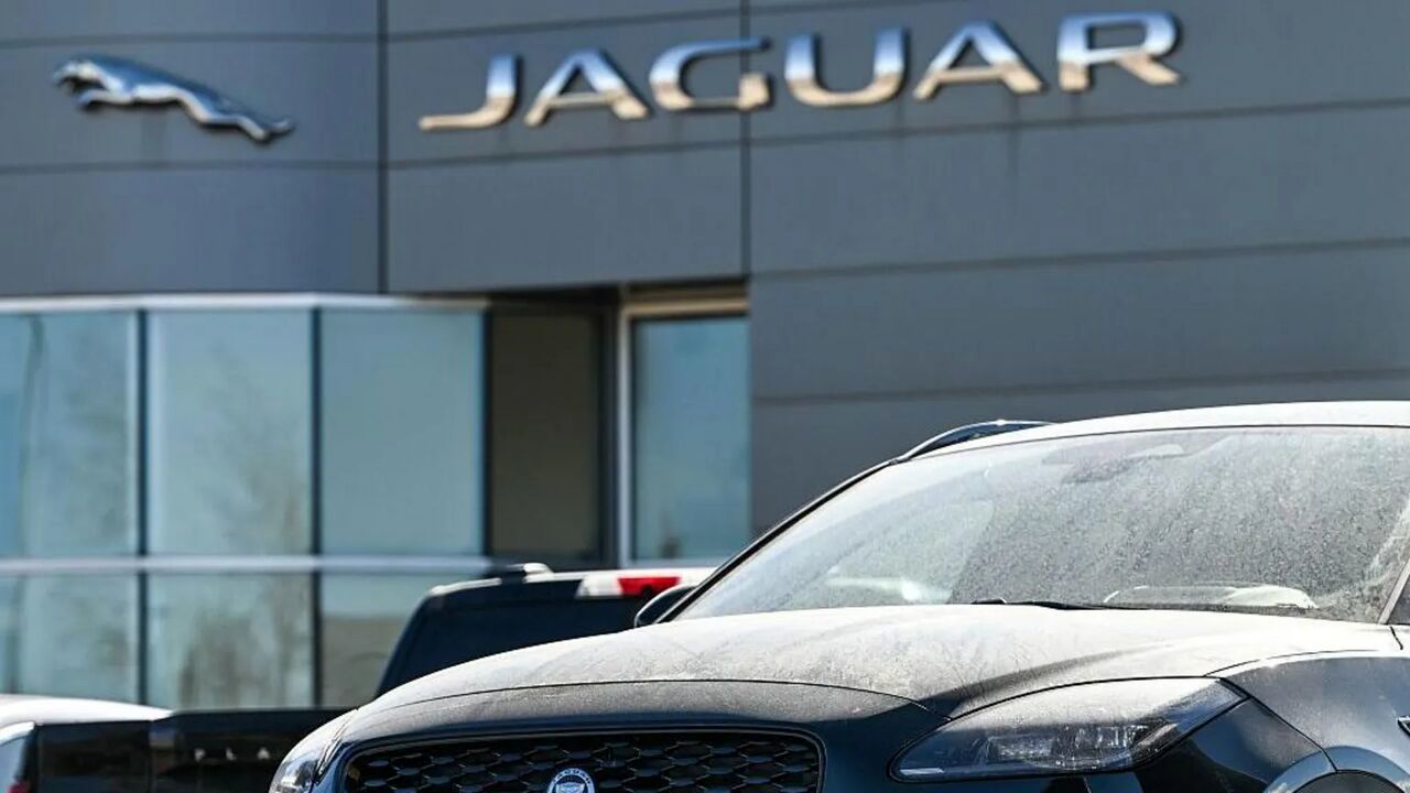 آثار تعرفه‌های ترامپ؛ خودروساز انگلیسی ارسال خودرو به آمریکا را متوقف کرد