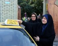 ببینید| زاکانی اولین مسافر تاکسی اینترنتی شهرداری شد