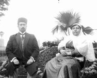 ژست جالب مادر احمدشاه با یک بچه‌گربه در باغ (عکس)