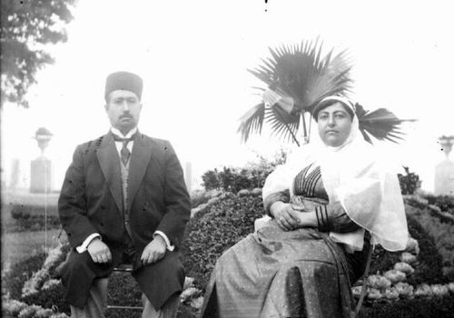 ژست جالب مادر احمدشاه با یک بچه‌گربه در باغ (عکس)