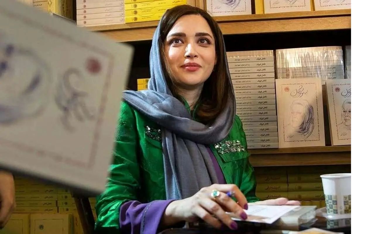 جنجال بهنوش طباطبایی در نمایشگاه کتاب!