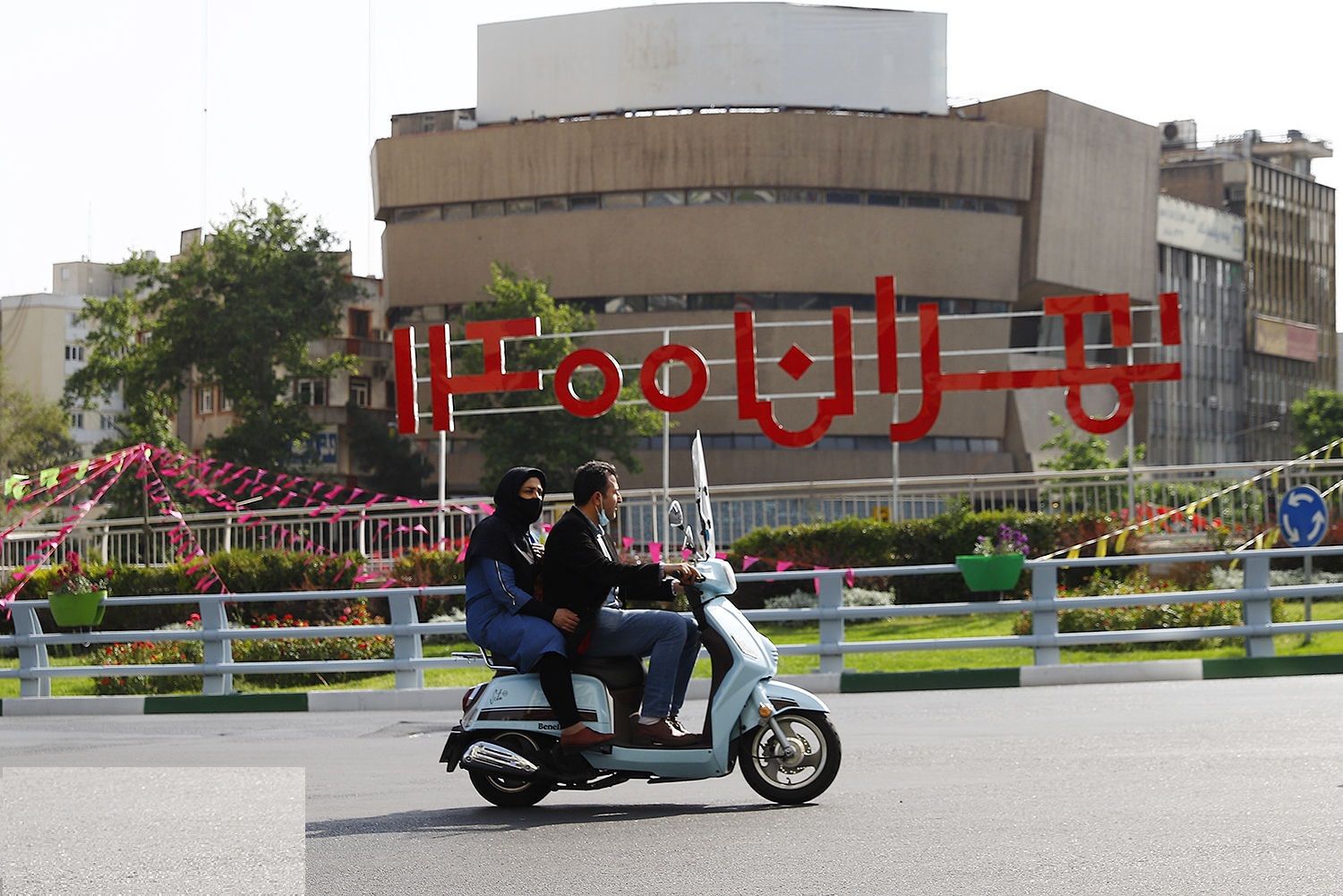 تصمیم جدید شهرداری تهران؛ موتورسواری در پیاده‌رو ممنوع!