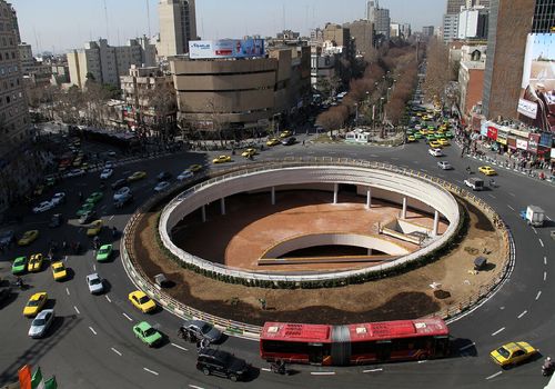 دیوارنگاره جدید میدان ولیعصر به زبان عبری (عکس)