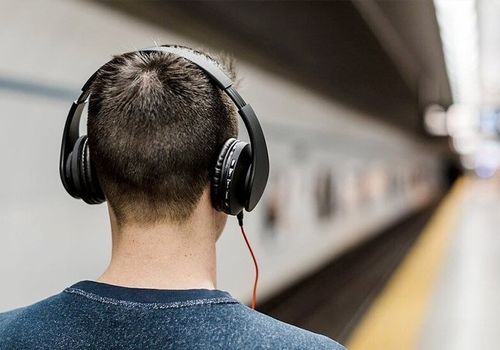 هشدار؛ تایید آسیب جدی هدفون به ‌نسل جوان