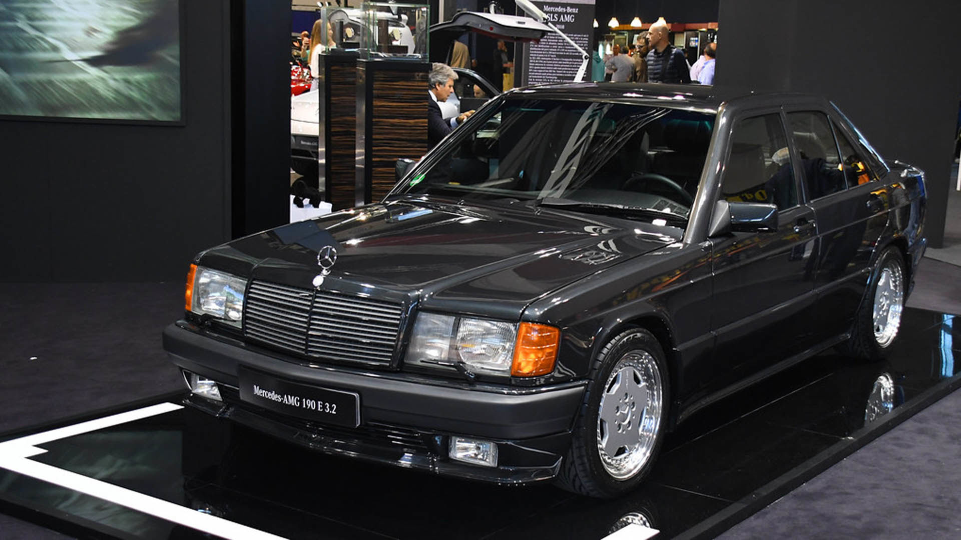 مرسدس بنز 190E AMG؛ این آلمانی 30 ساله جذاب (تصاویر)