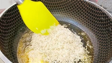 طرز پخت یک غذای متفاوت و سریع با برنج، پیازچه و گوجه (فیلم)