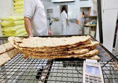 جنجال دوباره در نانوایی‌ها؛ فروش نان کنجدی به قیمت چهار نان ساده!
