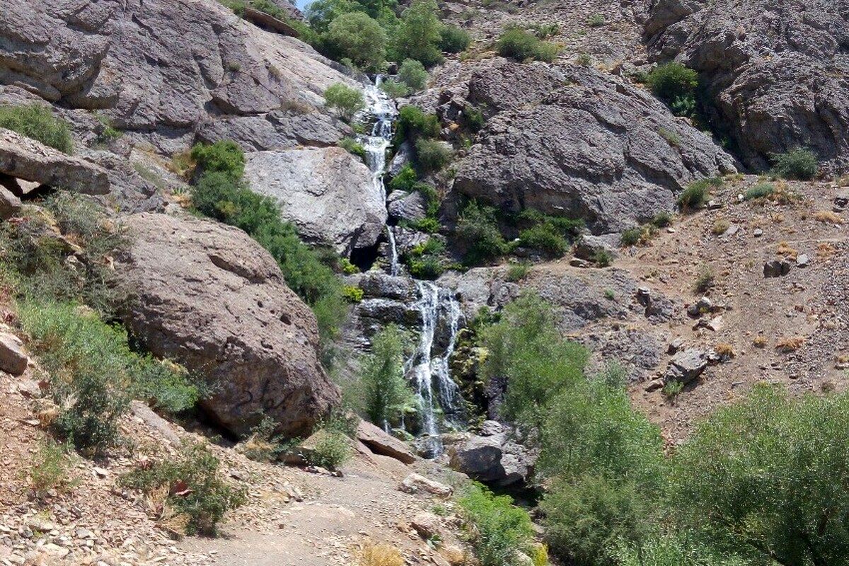 سفر یک‌روزه به آبشار طبقاتی تهران