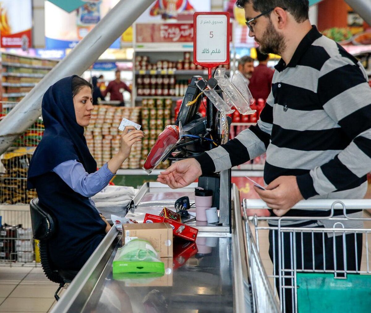 کاهش شدید قدرت خرید مردم ایران؛ بررسی دلایل و پیامد‌ها