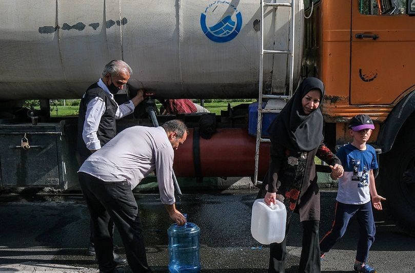 عکس| آبرسانی با تانکر در تهران!