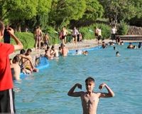 عکس| آب‌تنی کودکان در گرمای سوزان مرداد