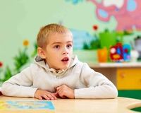 علائمی که از اوتیسم در نوزادی خبر می‌دهند