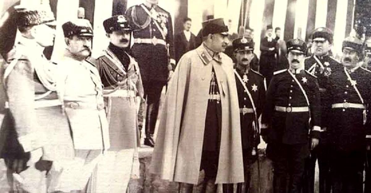 سفر به تاریخ؛ «لحظه نشستن رضاخان بر تخت مرمر کاخ گلستان»؛ سال 1305