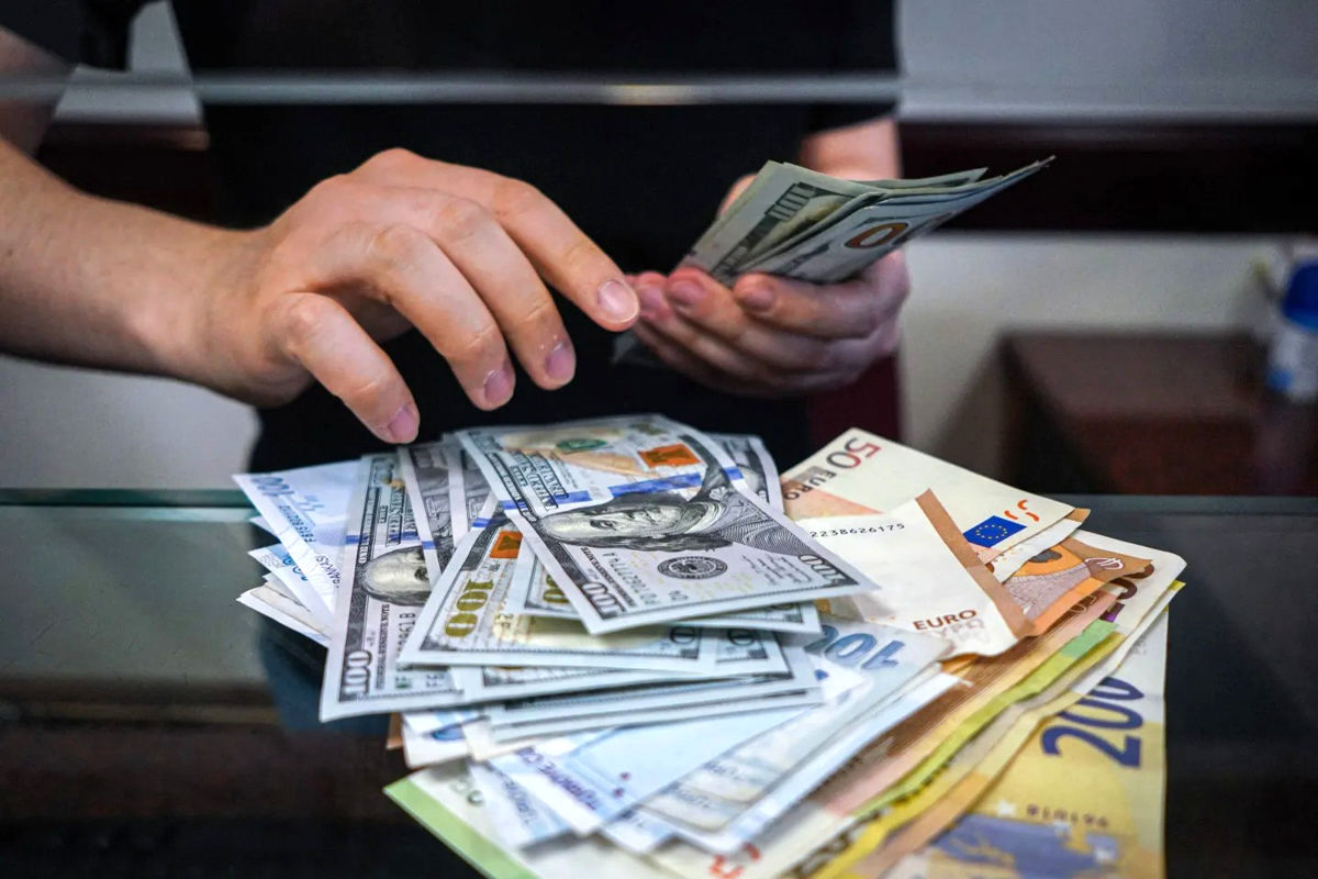 تفاوت قیمت خرید و فروش دلار چقدر است؟