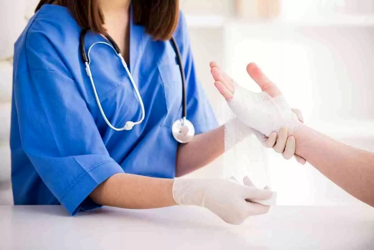 چگونه پانسمان کنیم؛ نحوه صحیح بستن پانسمان در شرایط اضطراری‌