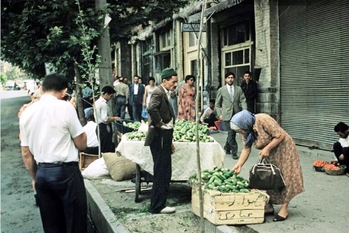 (تصاویر) قیمت میوه و صیفی‌جات در تره‌بار تهران ۷۰ سال قبل