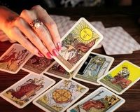 آینده‌فروشی در اینستاگرام/ قهوه و تاروت جایگزین تراپی شدند