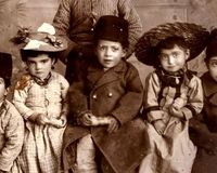 کودکان اشراف‌زاده قاجاری کنار سگ‌هایشان (عکس)