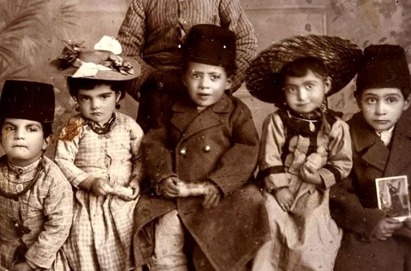 کودکان اشراف‌زاده قاجاری کنار سگ‌هایشان (عکس)